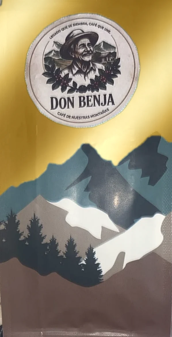 Empaque Don Benja de 250 g, café en grano, fondo dorado detrás de las montañas